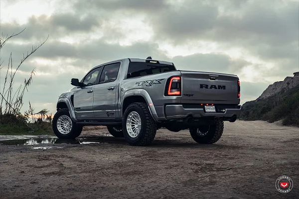 Фото дисков Vossen LCX-01 Глянцевый лак на Ram 1500 V