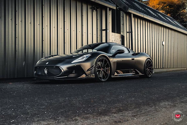 Фото дисков Vossen VPS-1 Черный глянец на Maserati MC20