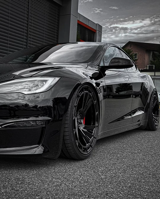 Фото дисков R807 Черный глянец на Tesla Model S