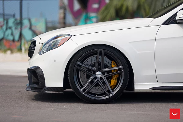 Фото дисков Vossen VFS-5 Глянцевый графит на Mercedes-Benz E-Class (W212, S212, C207)