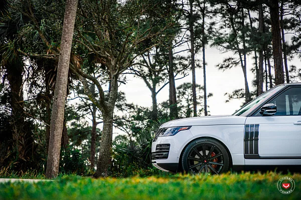Фото дисков Vossen UV-2 Черный глянец на Range Rover IV