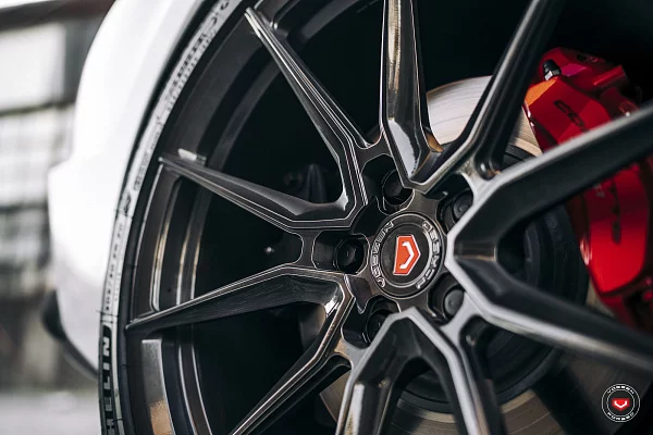 Фото дисков Vossen EVO-2 Глянцевый темный лак на Chevrolet Corvette C8