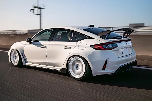 Фото дисков HRE 305 GT Белый глянец на Honda Civic Type R FL5