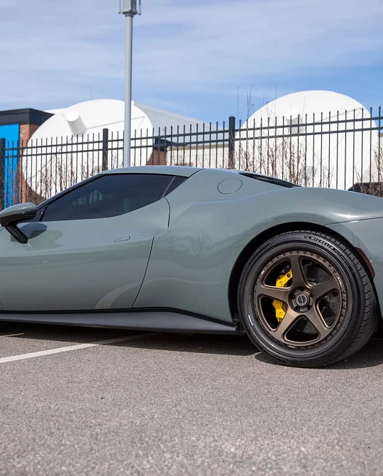 Фото дисков TR05 Сатиновая бронза на Ferrari 296
