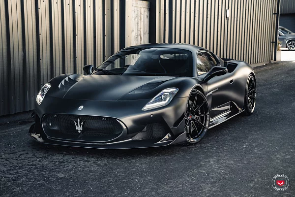 Фото дисков Vossen VPS-1 Черный глянец на Maserati MC20