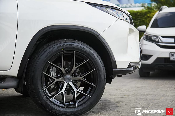Фото дисков Vossen HF6-4 Глянцевый темный лак на Toyota Fortuner II