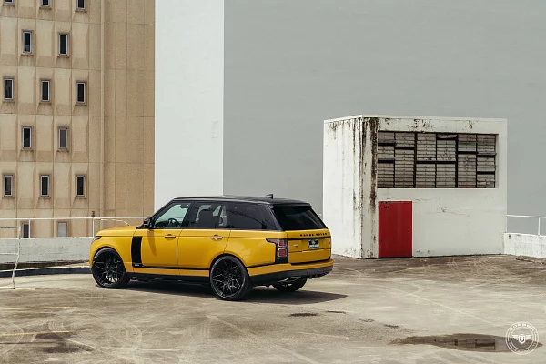 Фото дисков Vossen UV-1 Черный глянец на Range Rover IV