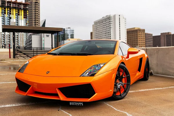 Фото дисков Strasse Wheels SM5R Deep Concave Monoblock Другой цвет на Lamborghini Gallardo