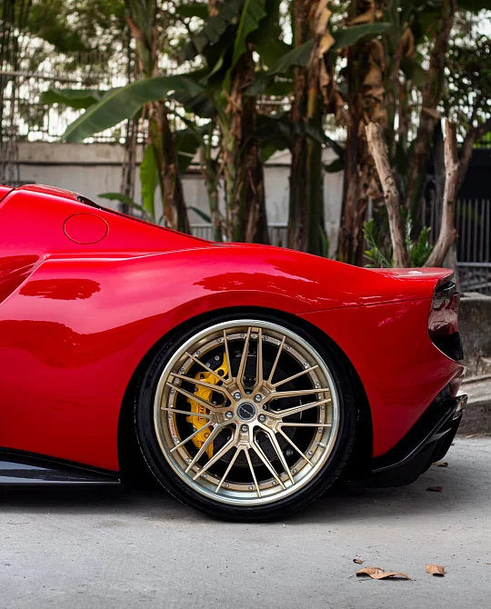 Фото дисков VL4 Глянцевая шампань на Ferrari 296