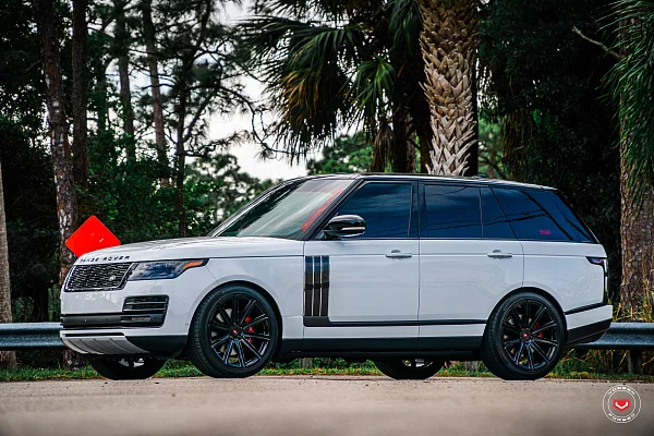 Фото дисков Vossen UV-2 Черный глянец на Range Rover IV