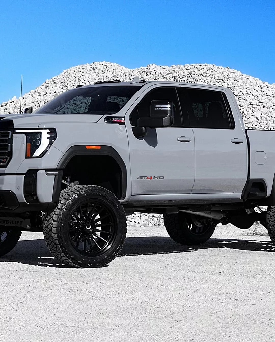 Фото дисков GNX-01 Черный глянец на GMC Sierra IV