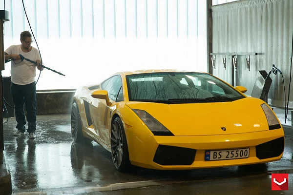 Фото дисков Vossen VFS-2 Глянцевый графит на Lamborghini Gallardo
