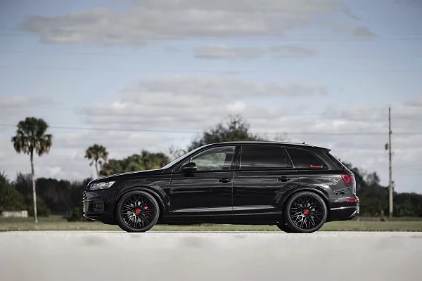 Фото дисков Rotiform JDR  на Audi Q7 (4M)