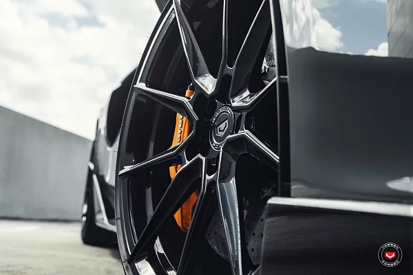 Фото дисков Vossen EVO-2 Черный глянец на McLaren 600