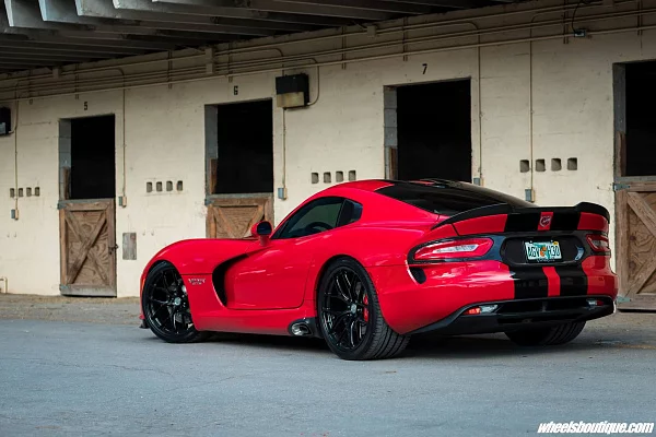 Фото дисков HRE R161 Lightweight Черный глянец на Dodge Viper