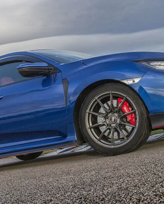 Фото дисков FLB Глянцевый графит на Honda Civic Type R FK8