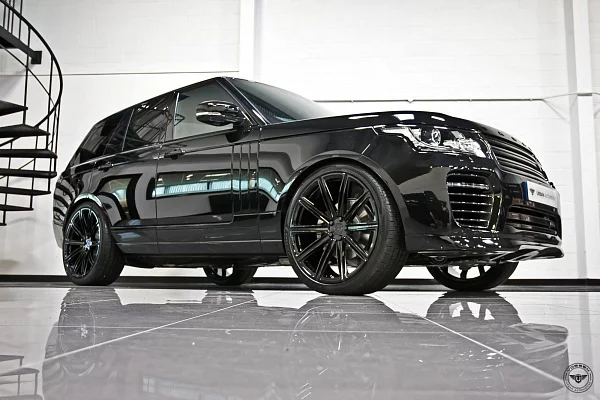Фото дисков Vossen UV-2 Черный глянец на Range Rover IV