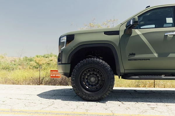 Фото дисков Black Rhino ARSENAL Черный сатин на GMC Sierra IV