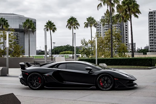 Фото дисков HRE R161 Lightweight Черный глянец на Lamborghini Aventador