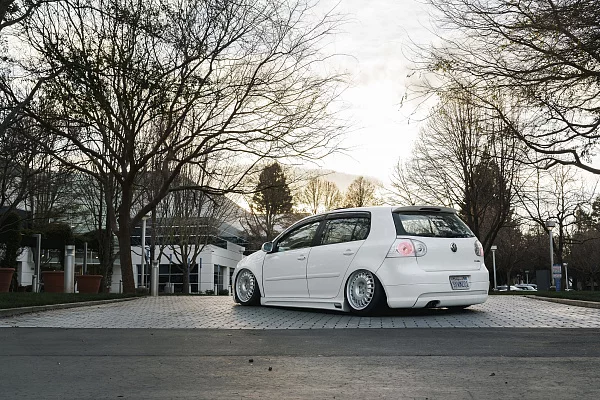 Фото дисков Rotiform PMF Серебро на Volkswagen Golf VII