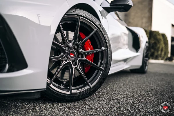Фото дисков Vossen EVO-2 Глянцевый темный лак на Chevrolet Corvette C8