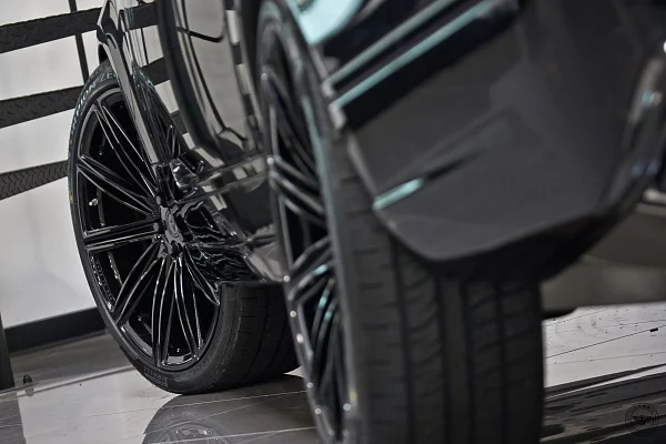 Фото дисков Vossen UV-2 Черный глянец на Range Rover IV