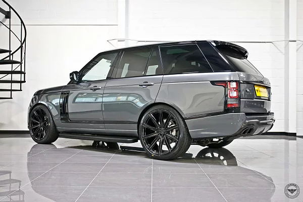 Фото дисков Vossen UV-2 Черный глянец на Range Rover IV