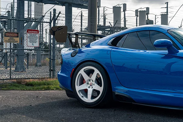 Фото дисков HRE 305M Белый глянец на Dodge Viper