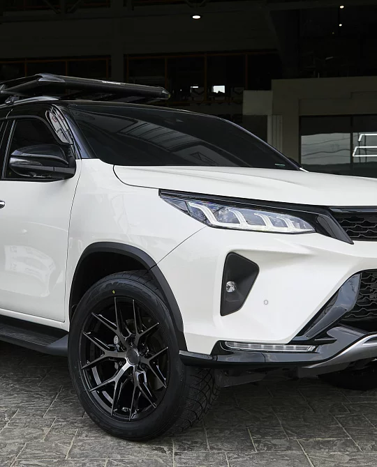 Фото дисков HF6-4 Глянцевый темный лак на Toyota Fortuner II