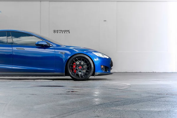 Фото дисков Strasse Wheels SM7T Deep Concave Черный матовый на Tesla Model S