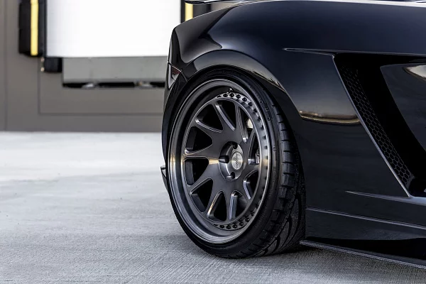 Фото дисков Rotiform OZT Глянцевый графит на Lamborghini Gallardo
