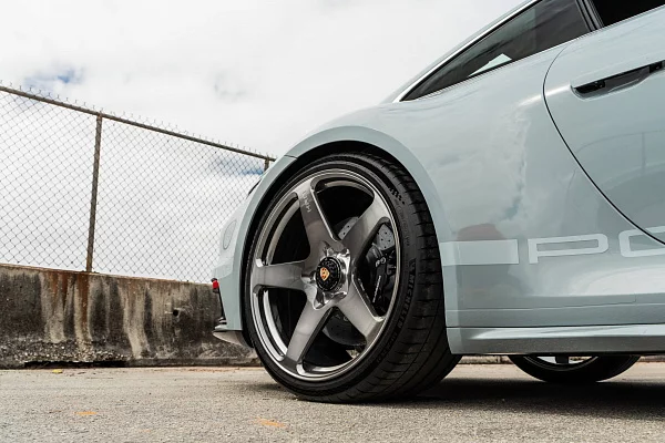 Фото дисков HRE 527M Глянцевый темный лак на Porsche 911 VIII