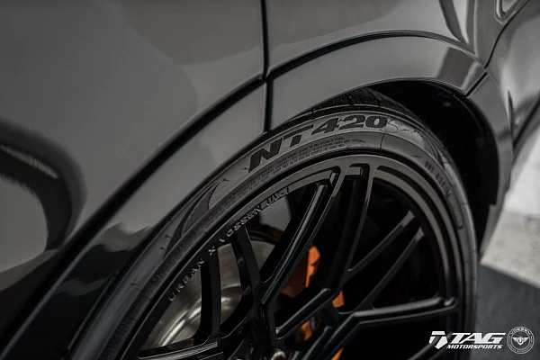 Фото дисков Vossen UV-1 Черный глянец на Range Rover Sport II