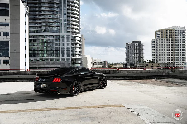 Фото дисков Vossen M-X2 Черный глянец на Ford Mustang VI