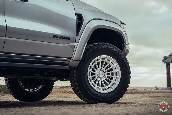 Фото дисков Vossen LCX-01 Глянцевый лак на Ram 1500 V