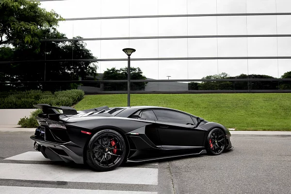 Фото дисков HRE R161 Lightweight Черный глянец на Lamborghini Aventador