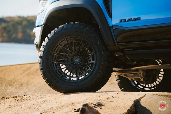 Фото дисков Vossen LCX-03 Черный сатин на Ram 1500 V